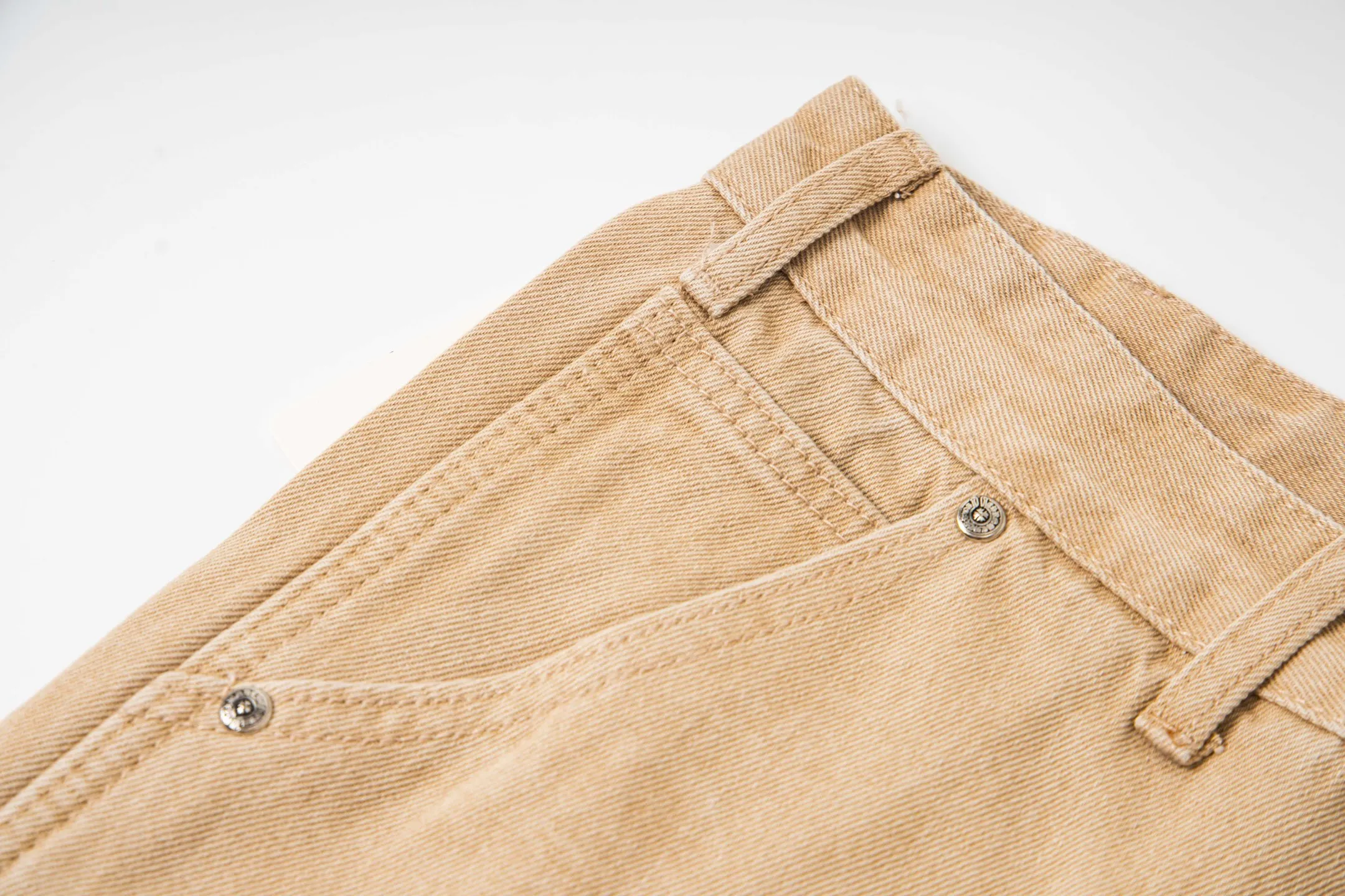 P280 Chrome Hearts khaki denim and white and blue multi-leather popular couple jeans are a hot trend this season and are sought after by countless celebrities and fashionistas. The neat details of the cutting process add color to the playful fashion! The neat and meticulous design, and the well-fitting structure is unique. The upper body not only has outstanding recognition, but also looks younger and younger. A style with the ultimate wearing meaning and performance, gorgeous color matching, and the craftsmanship of this style is also extremely extraordinary. After the finished product is washed, it is disassembled and hand-made with sheepskin cross leather and then spliced ​​together to complete. The whole piece has too many craftsmanship to describe. It is decorated with patchwork cross flowers and high-waisted washed jeans! ! Absolutely high-end luxury product, a god-level single product, a super popular product, made with top heavy industry, a must-see magic weapon that can't be missed. Style number: 1827# Size: 30 32 34 36 Color: Khaki